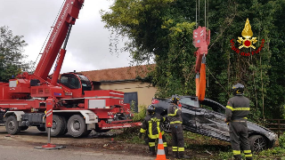 Castel di Lama - Auto finisce nella scarpata sulla Mezzina, recuperata con l’autogru